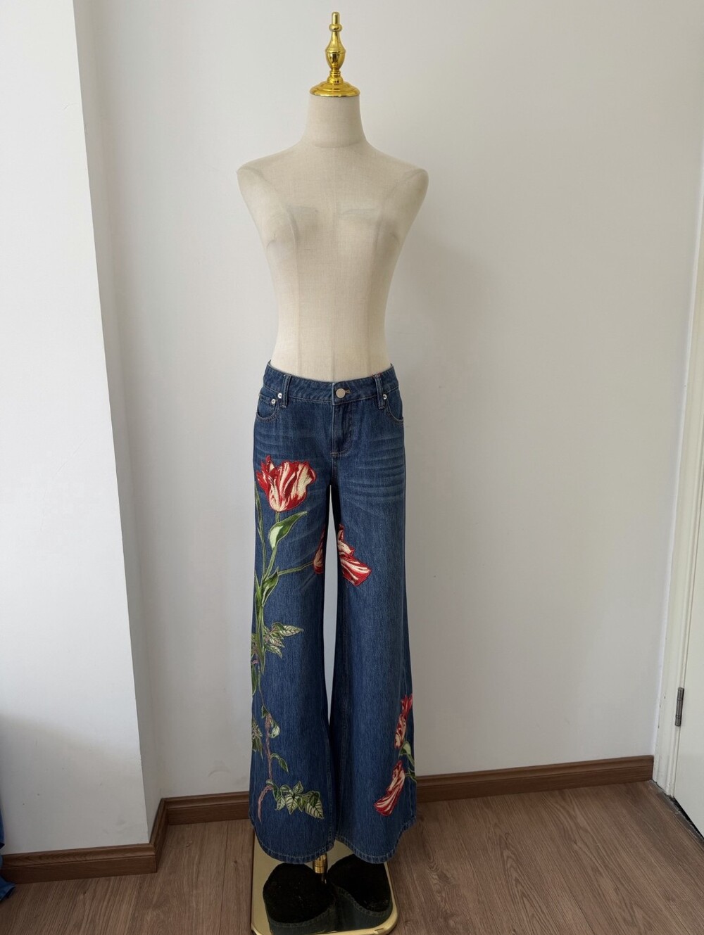 Alice + Olivia AMAZING EMBROIDERED JEAN - Picture 7 of 15